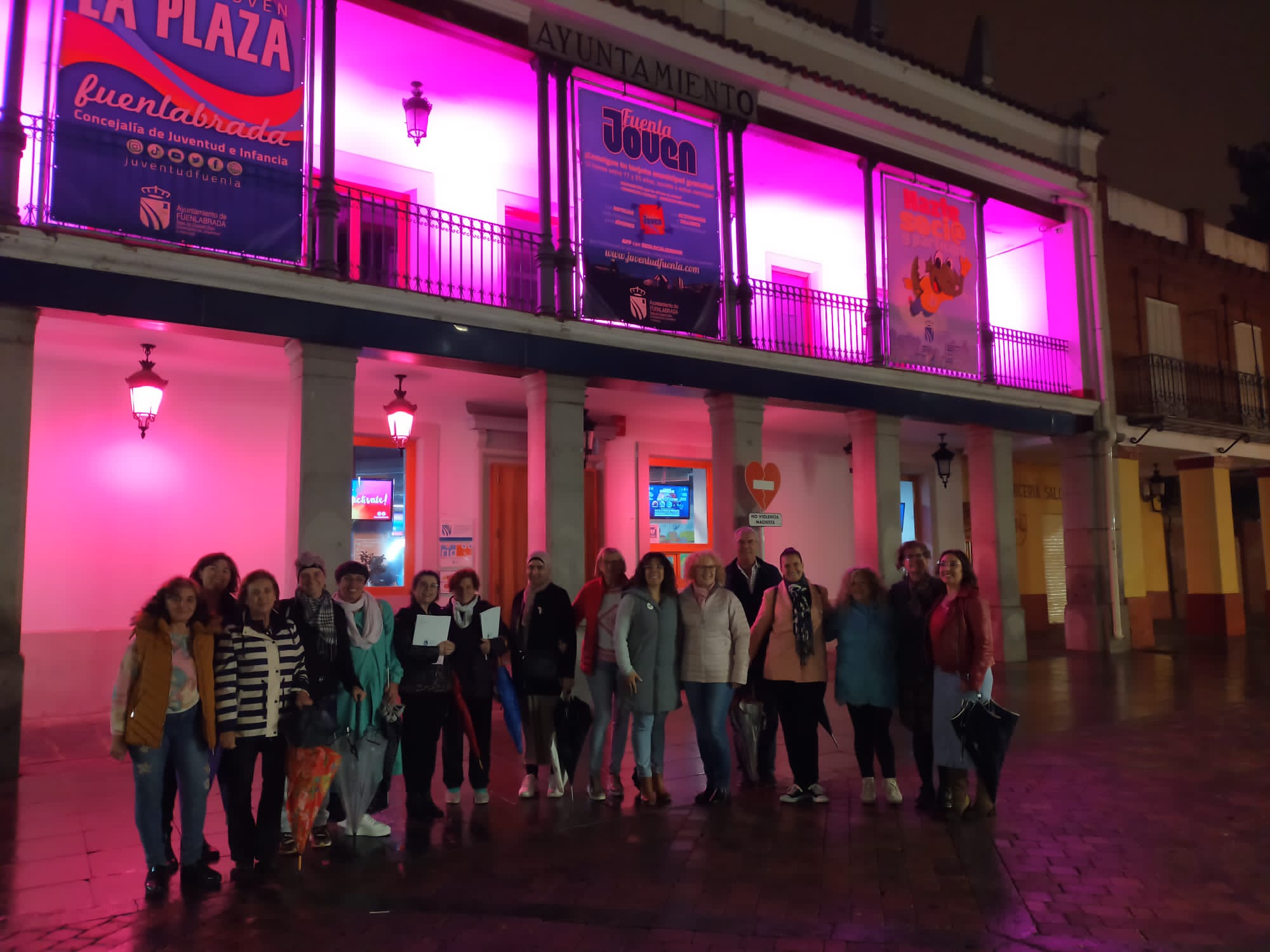 Foto de archivo de iluminación de fachada de rosa por el Día contra el cáncer de mama