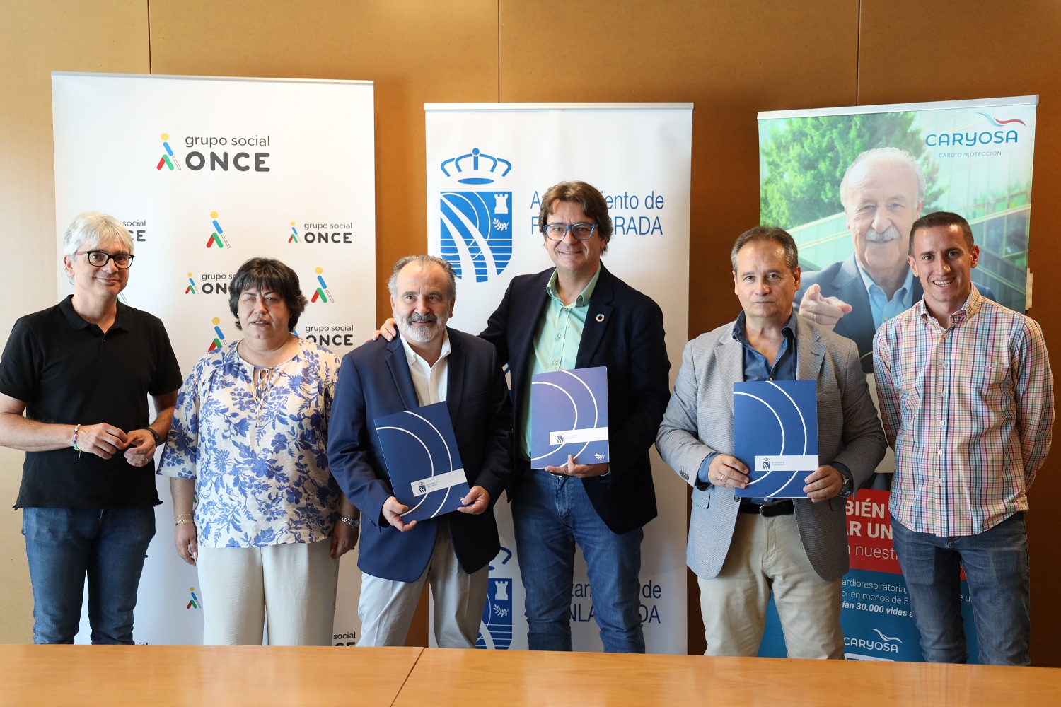 El alcalde Javier Ayala con los representantes de ONCE y CARYOSA