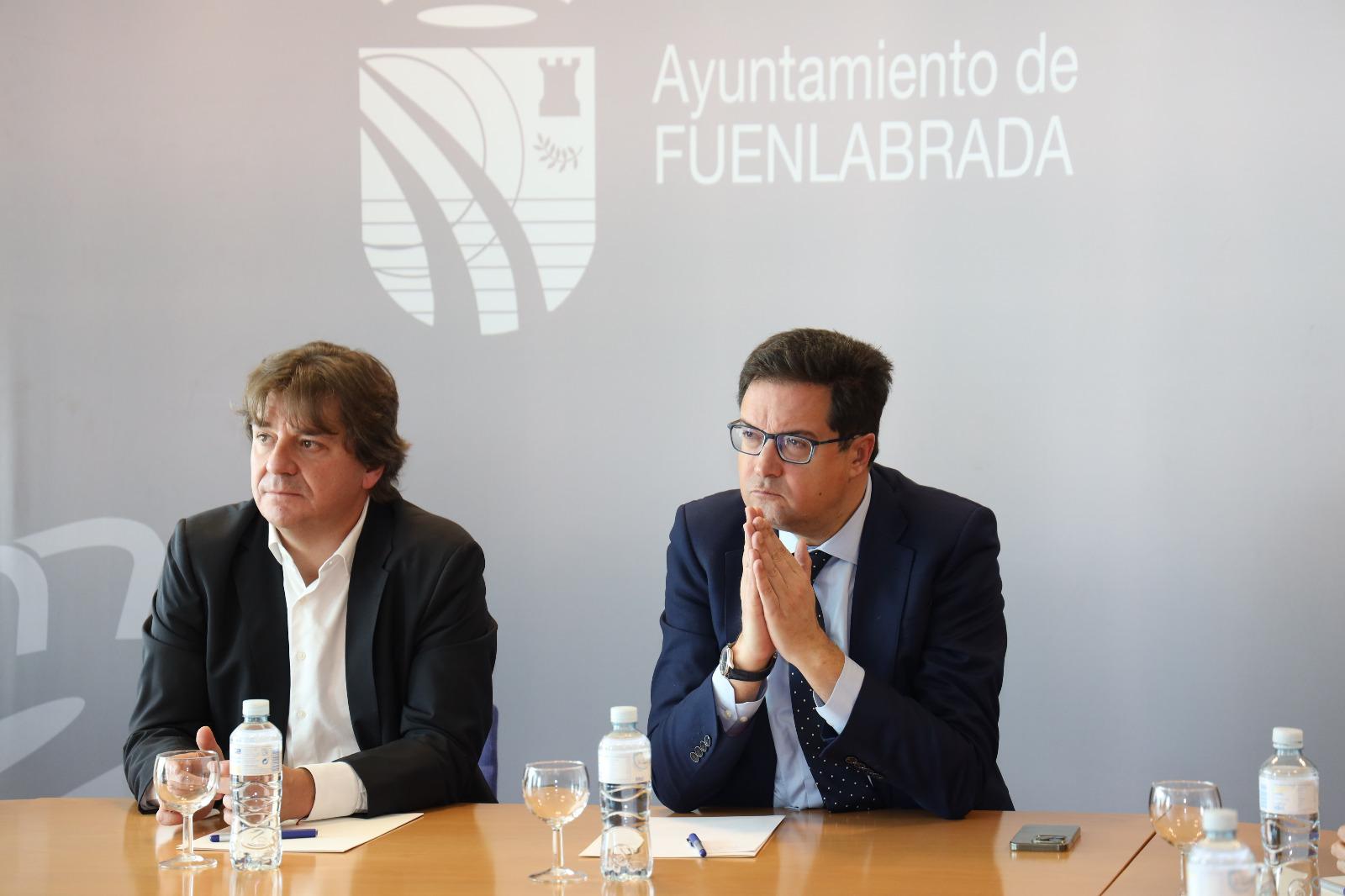 El ministro para la Transformación Digital y de la Función Pública, Óscar López, con el alcalde Javier Ayala