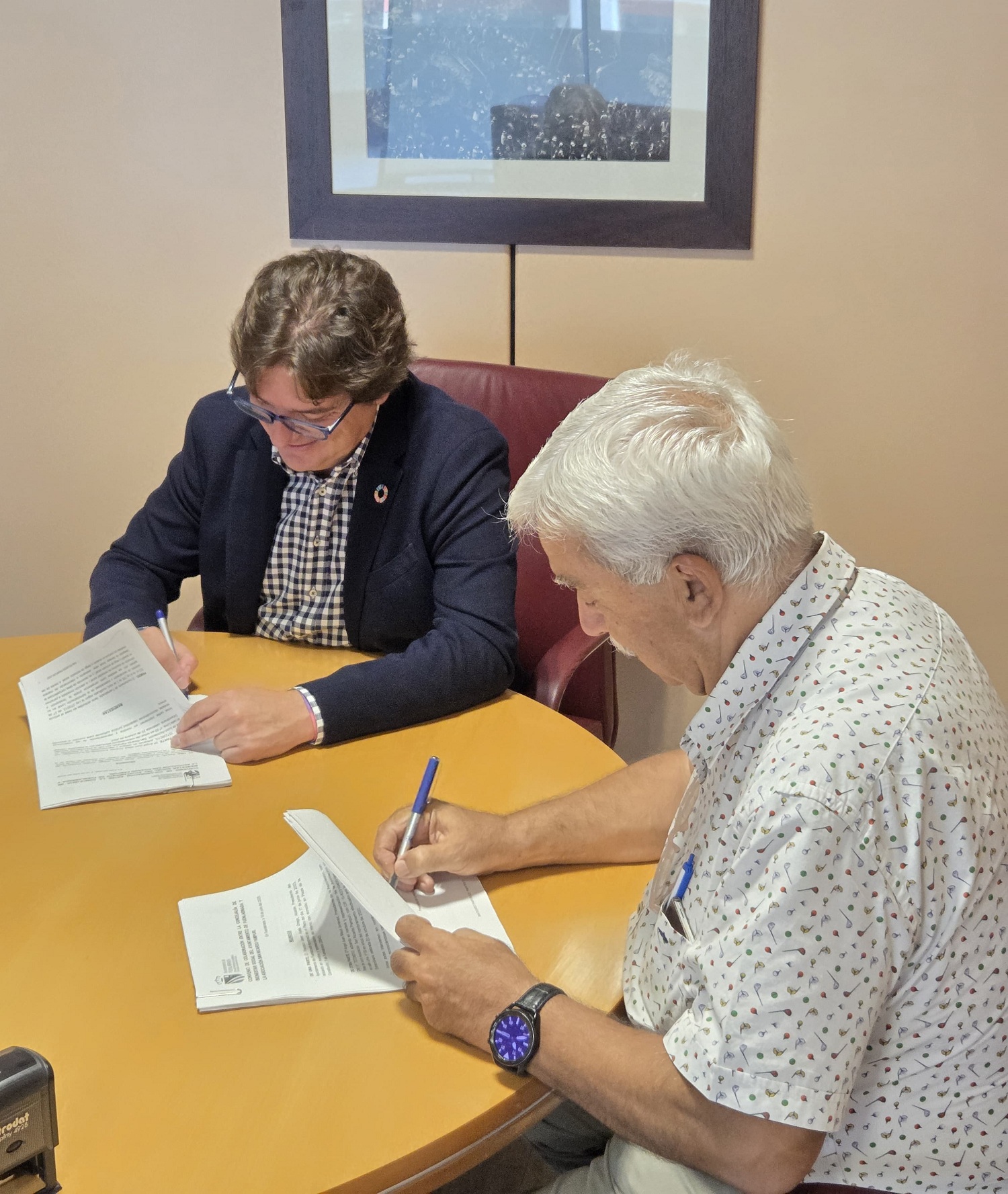 El alcalde Javier Ayala y el presidente de la asociación, Ángel Juan Misut