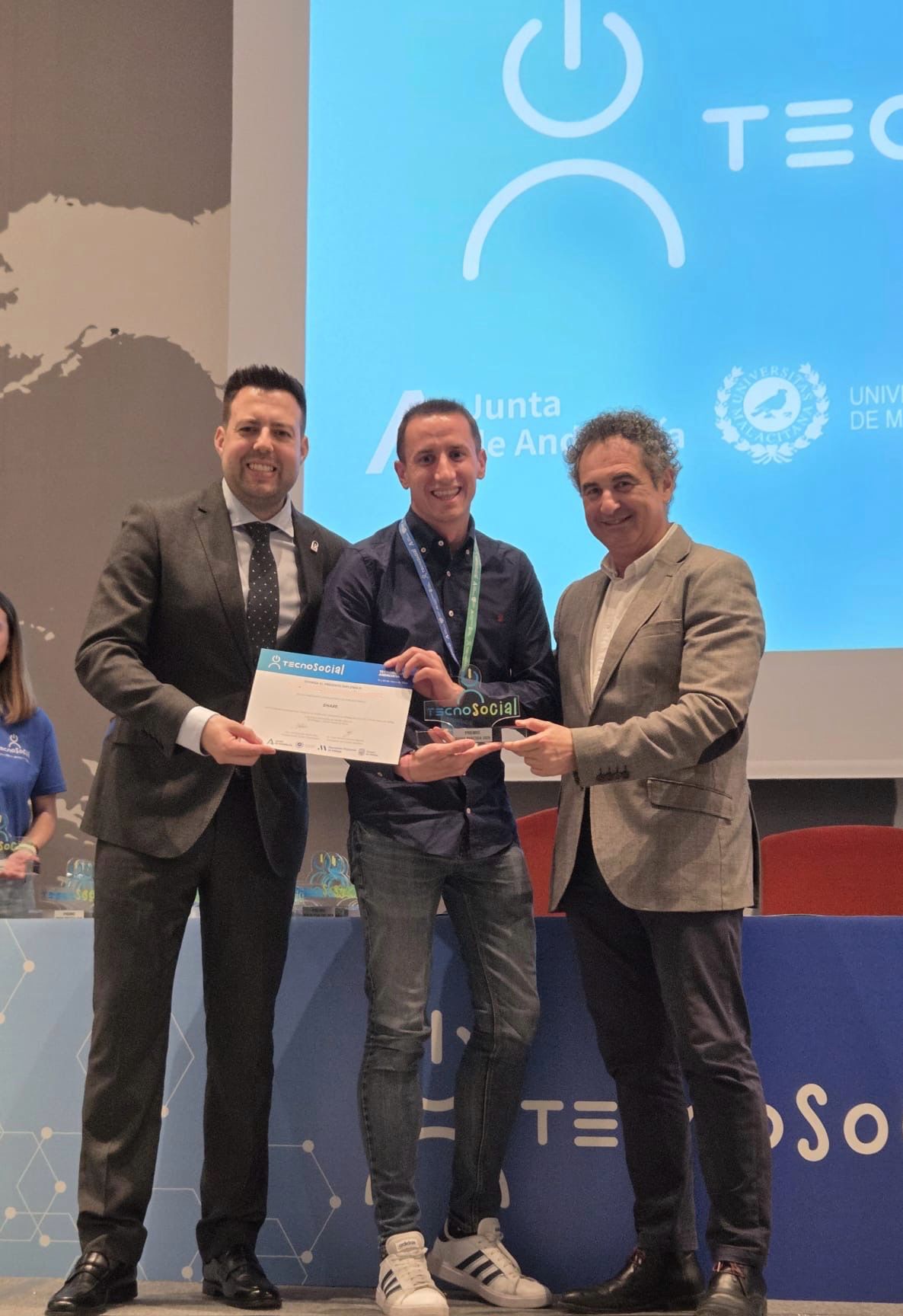 El concejal de Bienestar Social, Raúl Hernández, recibiendo el premio