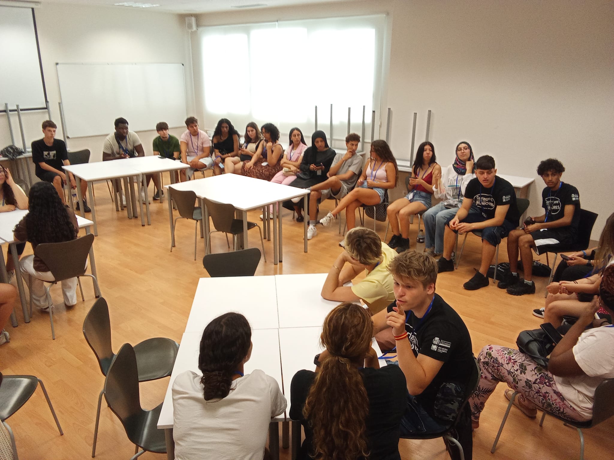 Una de las mesas de trabajo de la Cumbre Juvenil Antirumores