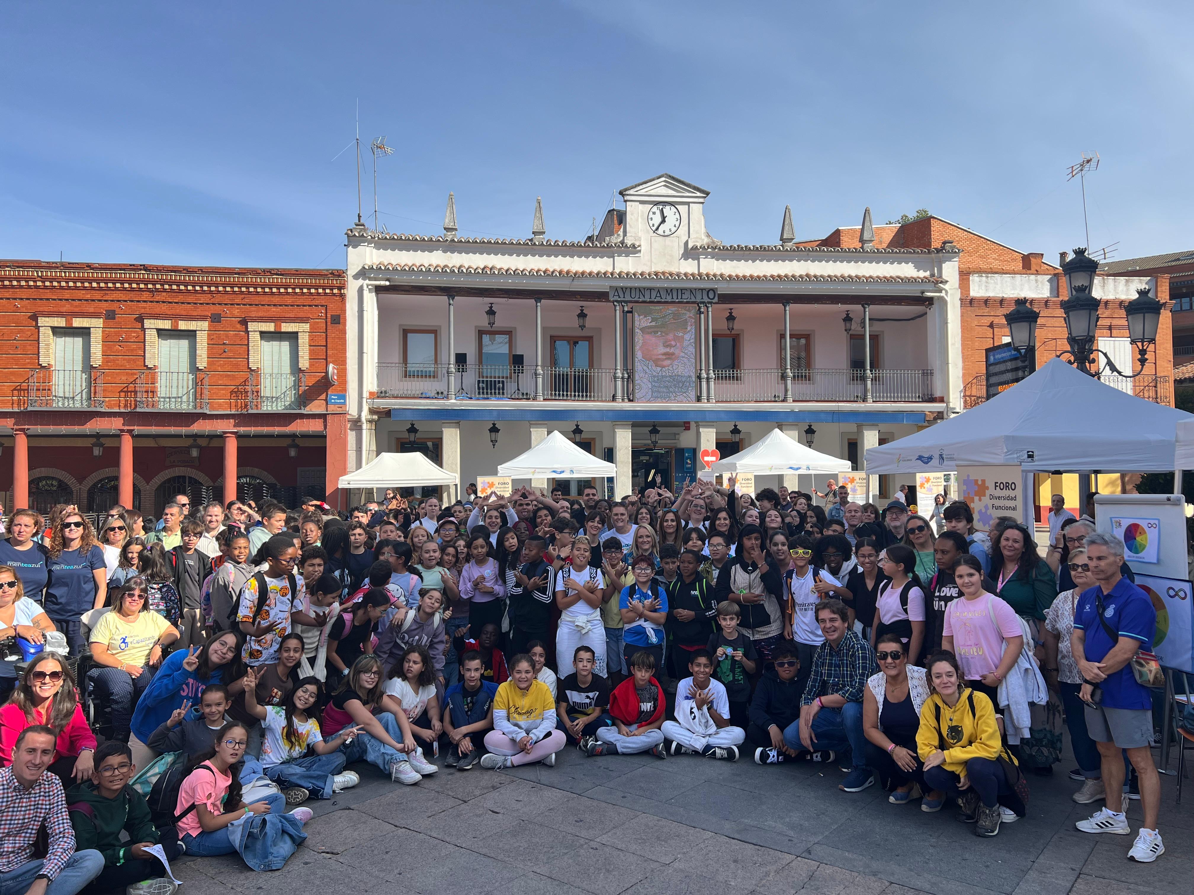 Javier Ayala junto a escolares de visita en el Encuentro del Foro por la Diversidad Funcional