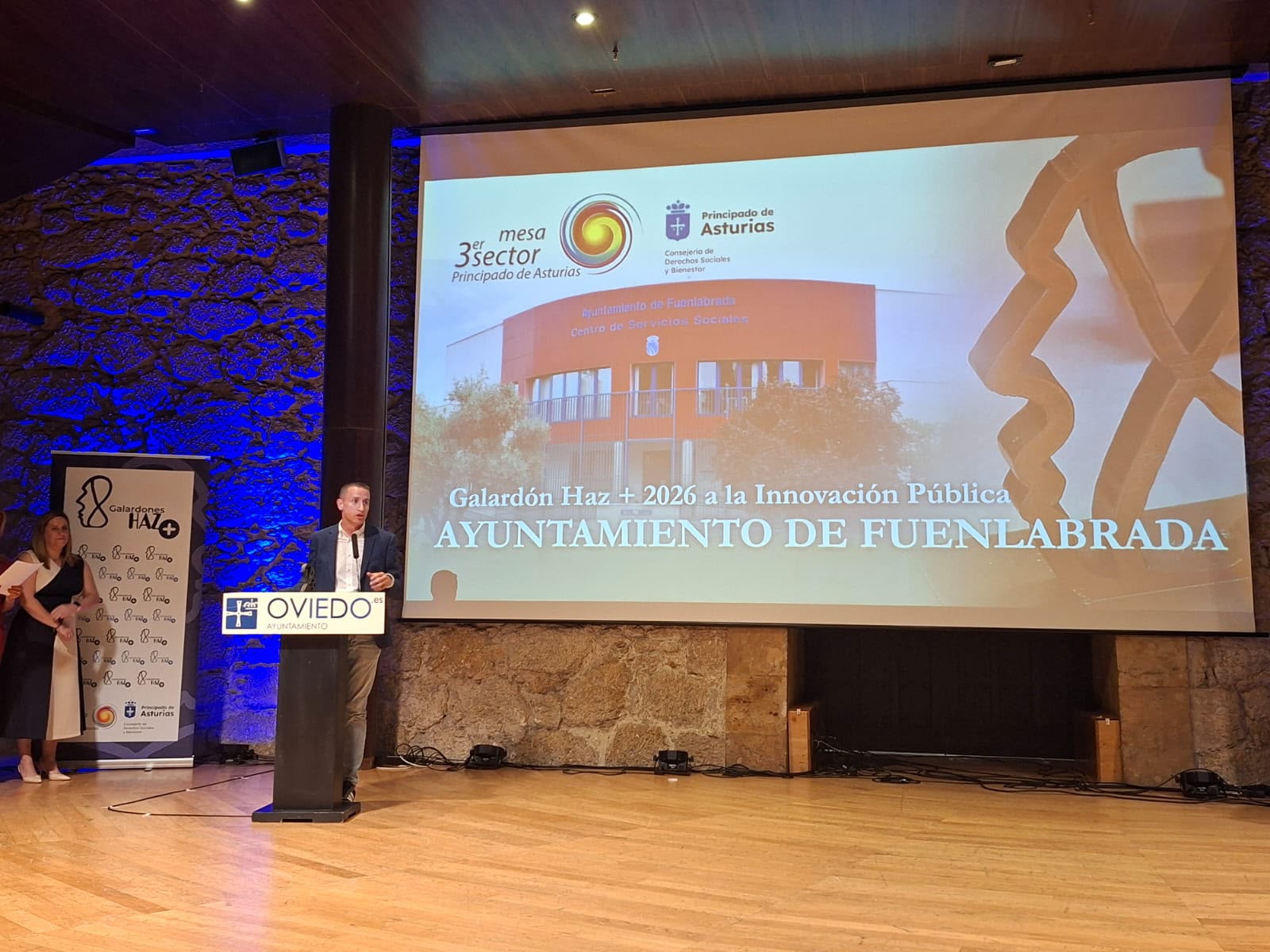 El concejal Raúl Hernández recogiendo el premio en Oviedo
