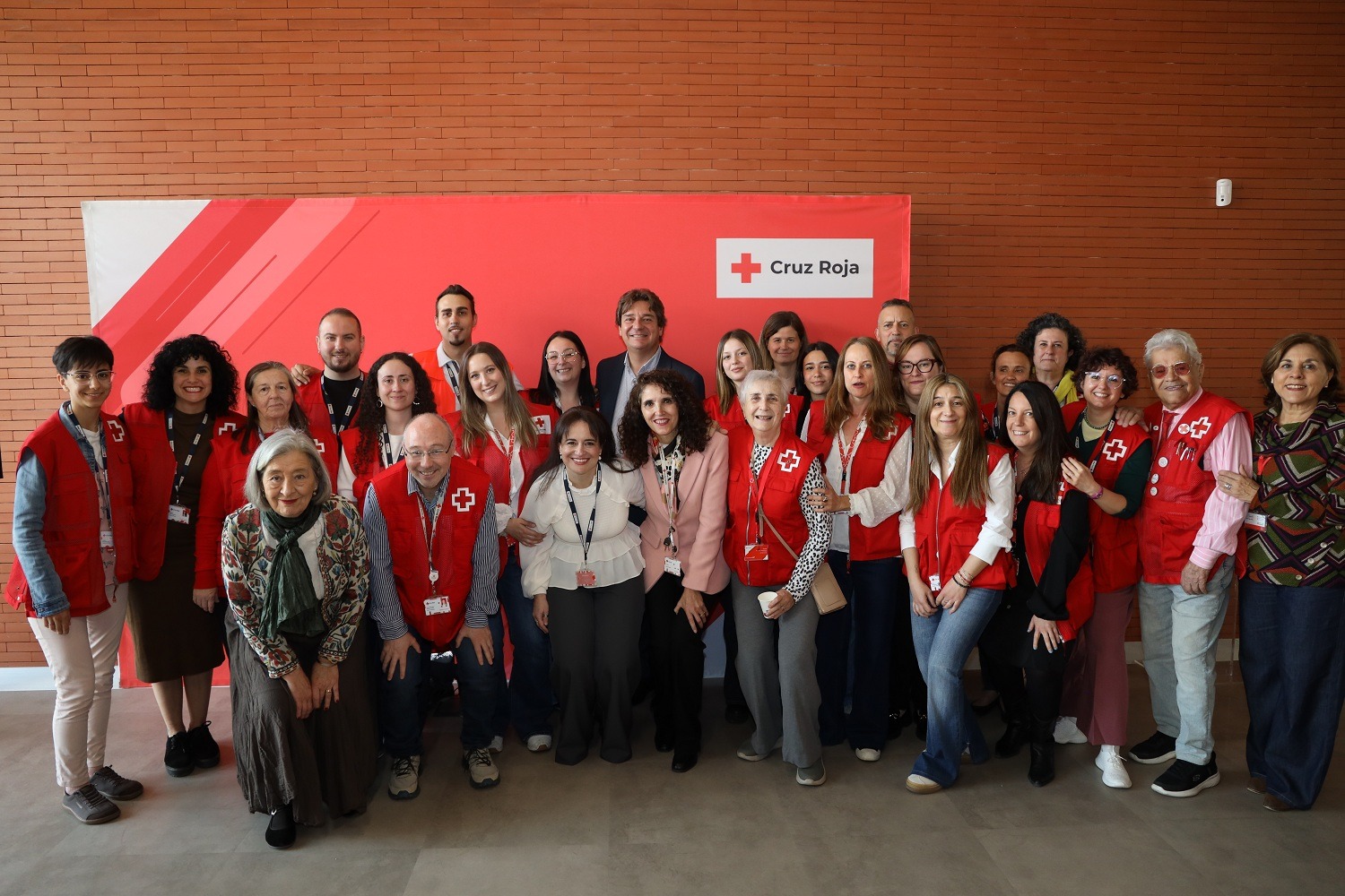 El alcalde con todo el equipo de Cruz Roja durante la inauguración de la nueva sede
