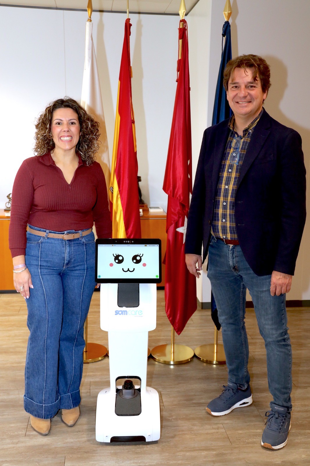 El alcalde y la concejala de Bienestar Social junto a uno de los robtos