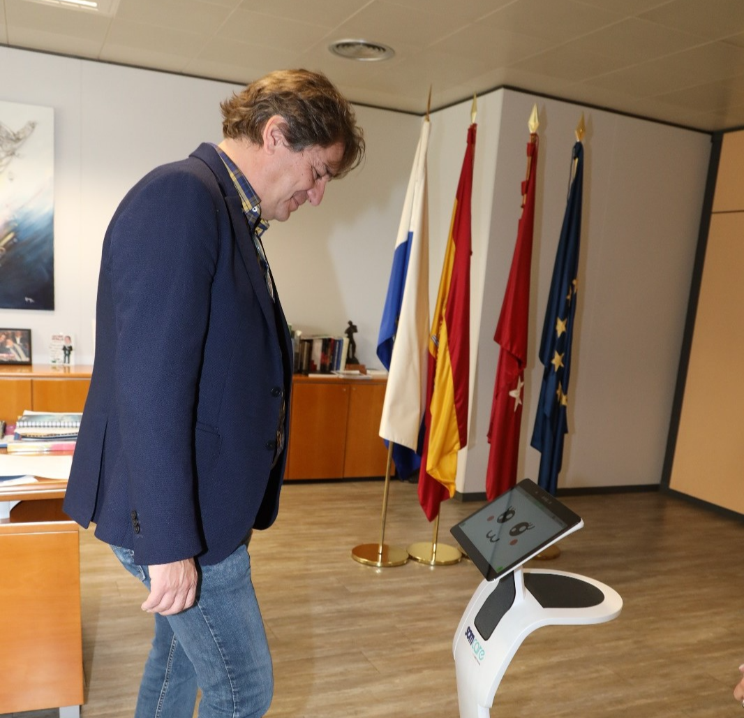 El alcalde ante uno de los robots