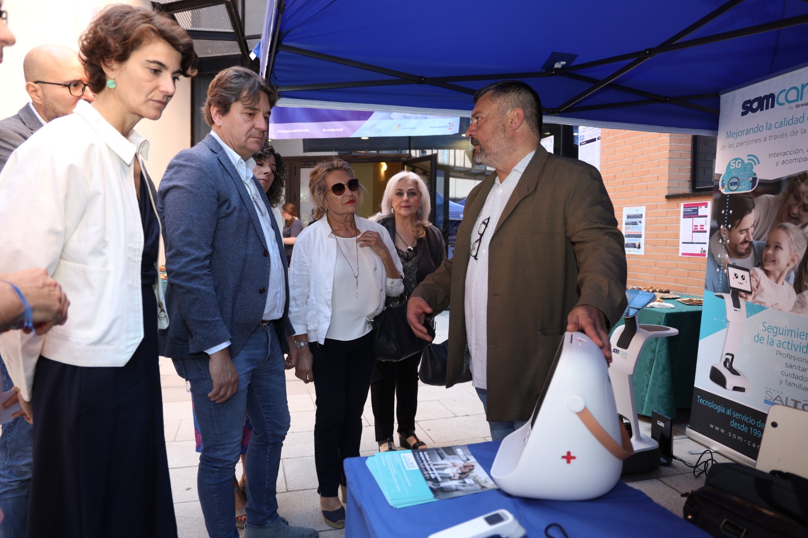 El alcalde y la secretaria de Estado en la visita a los stands del Congreso
