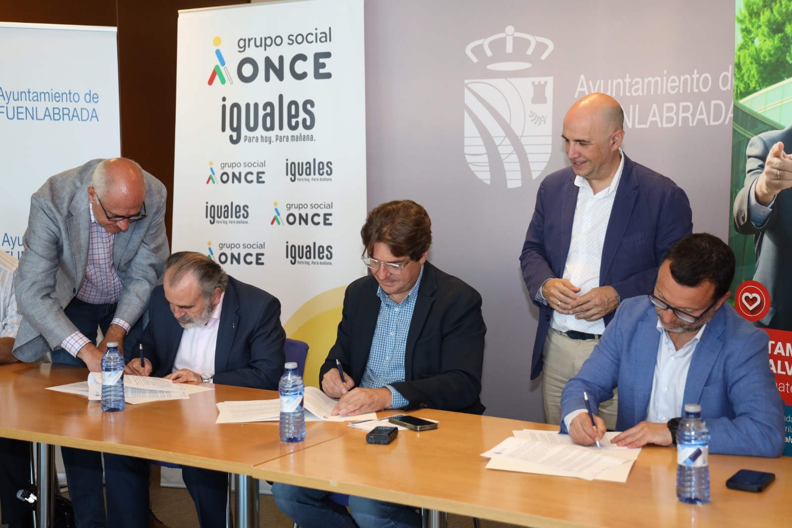 Momento de la firma del convenio con ONCE y CARYOSA