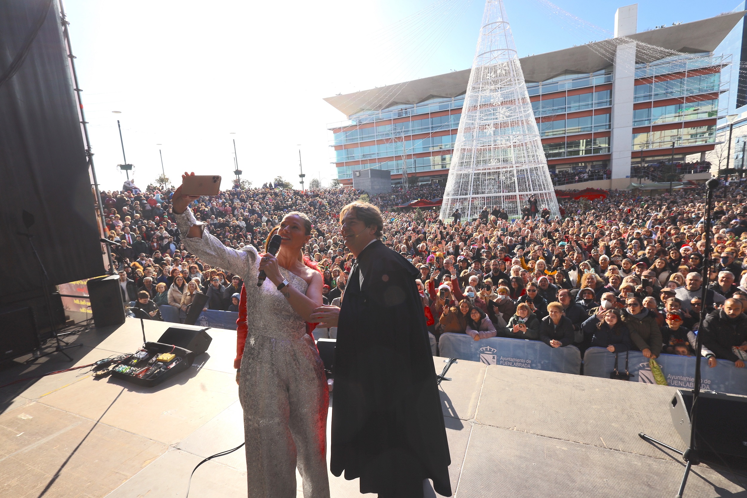  Anne Igartiburu y Javier Ayala ante las personas en la plaza de la Constitución durante las preúvas