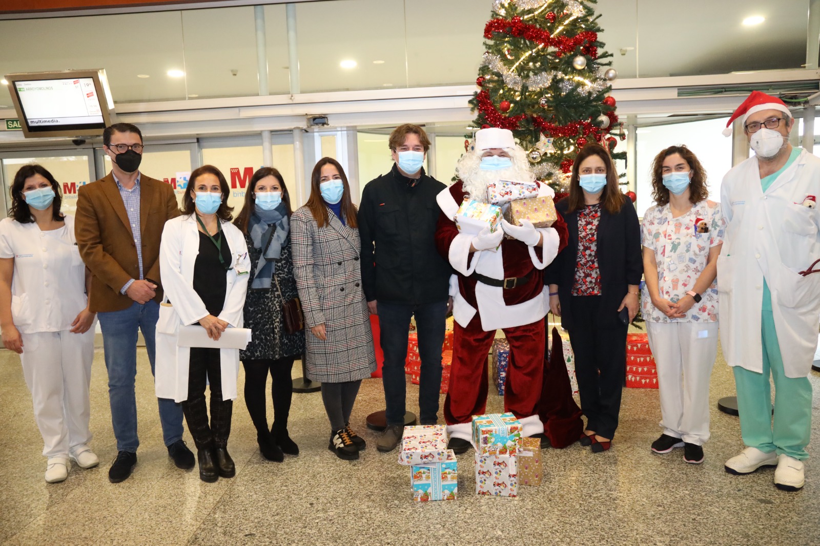Papá Noel, el alcalde, Javier Ayala, con médicos y trabajadores del Hospital de Fuenlabrada