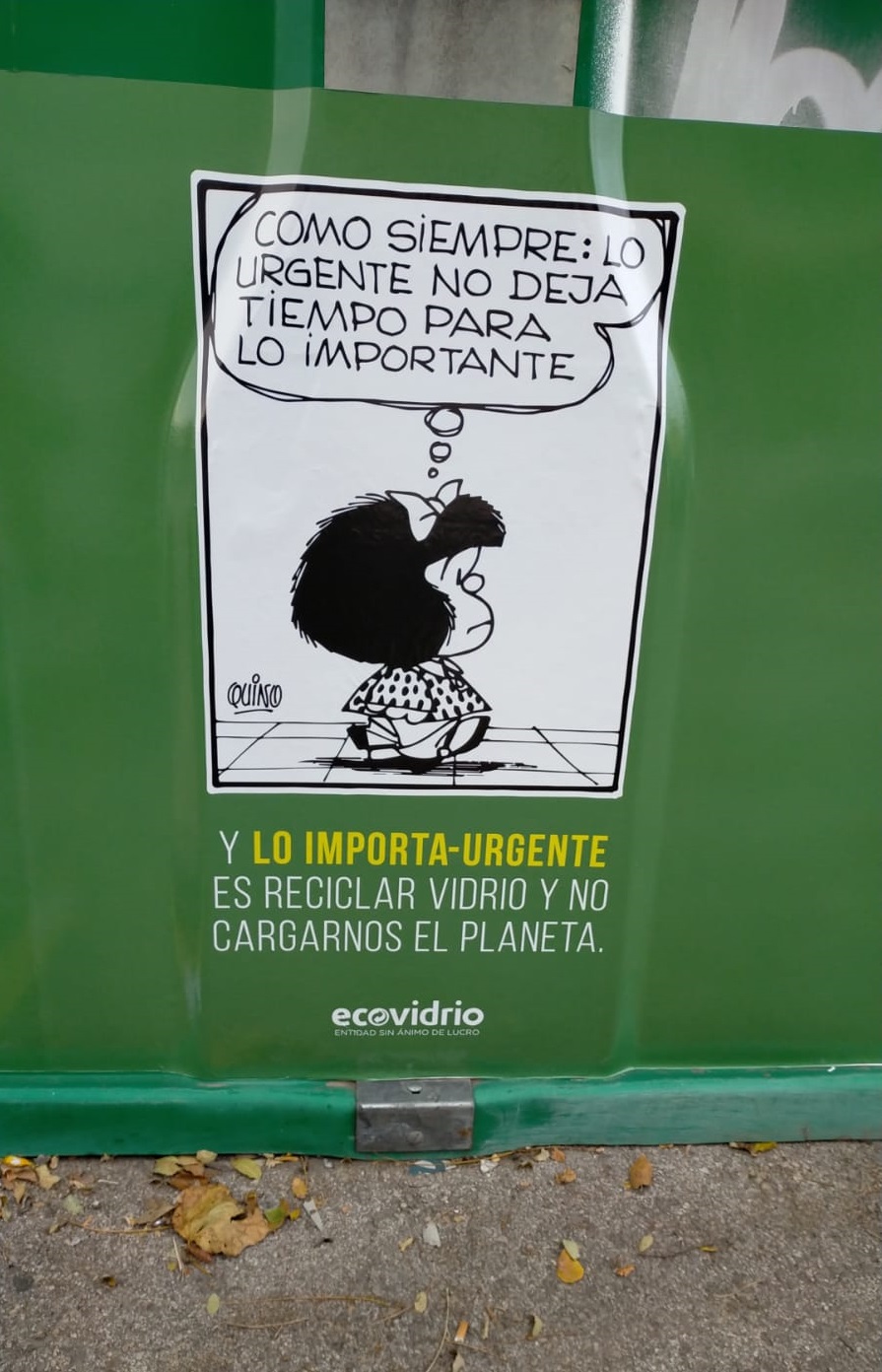Detalle de un contenedor de vidrio con una viñeta de Mafalda