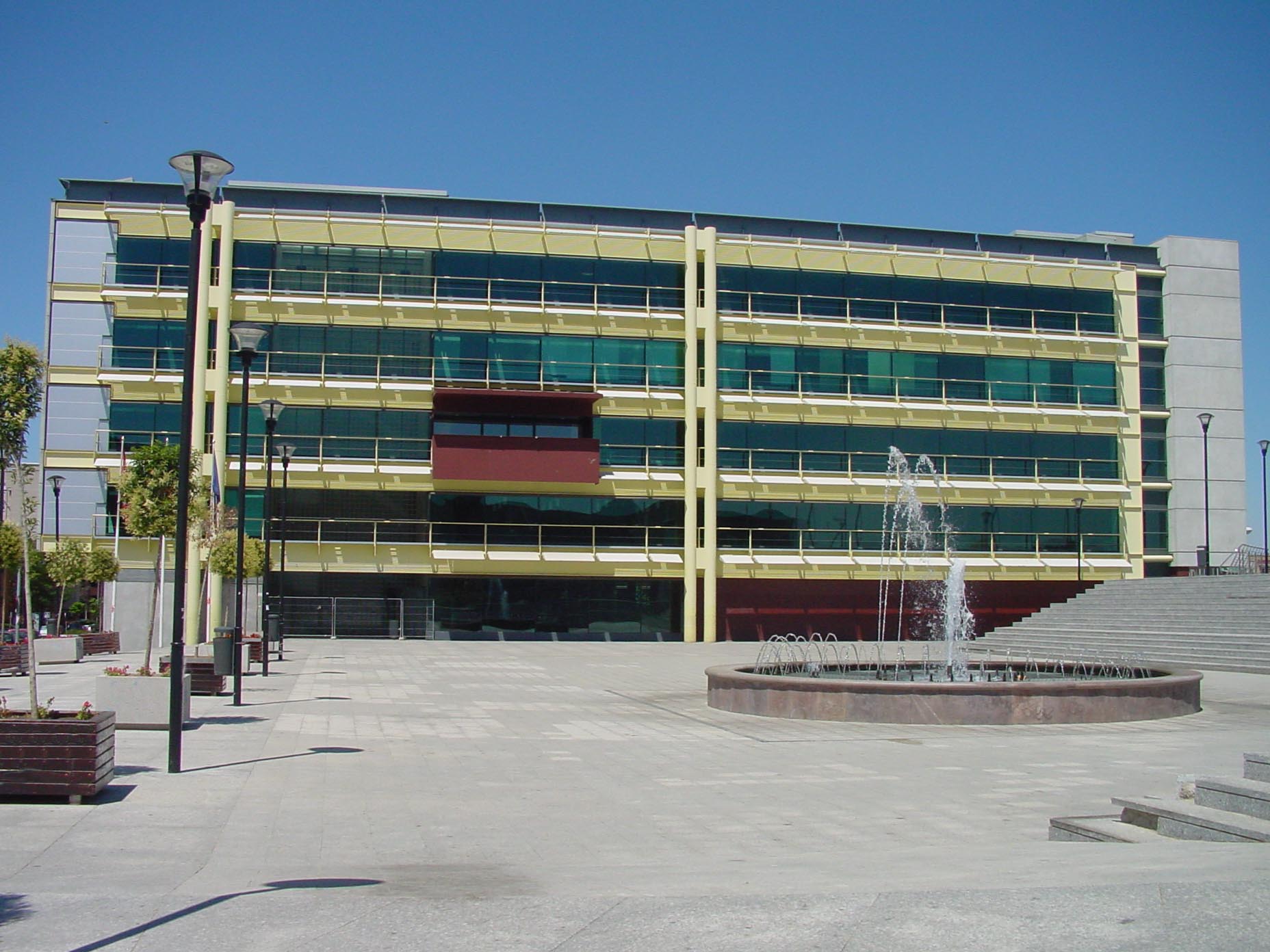 Plaza de la Constitución y fachada del ayuntamiento
